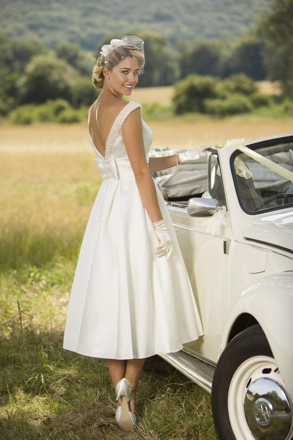 Vestidos de novia de satén con corte A, sin mangas, espalda en V y escote redondo hasta la rodilla
